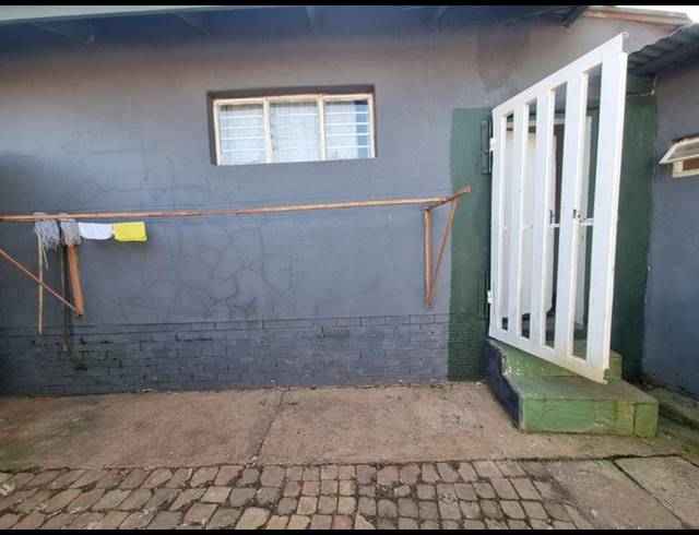 10 BEDROOM HOUSE FOR SALE IN SOPHIATOWN